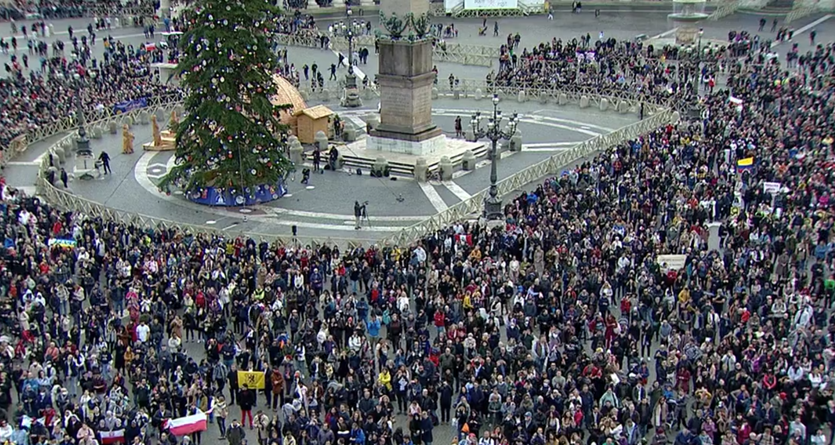 在聖彼得廣場上聚集的民眾。（圖／截圖自@vaticannews）
